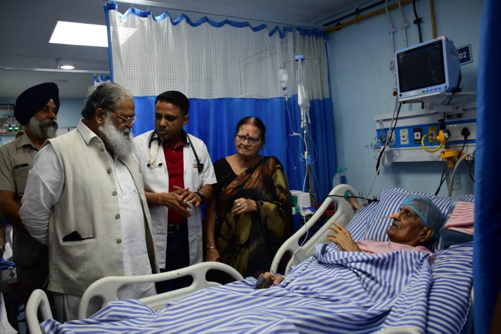Minister Anil Vij visited former Industries Minister Shashipal Mehta at a hospital in Karnal and wished him a speedy recovery
